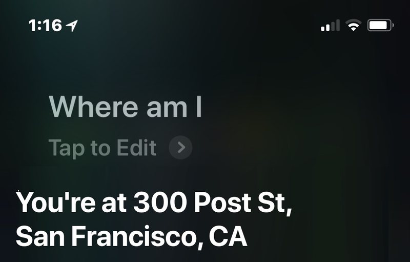 获取当前在 iPhone 上使用 Siri 定位” />  </p>
<p>你是否曾经迷路过，甚至不知道自己身在何处？您的 iPhone 和 Siri 可以提供帮助！ </p>
<p>也许您按照某人错误的指示前往目的地而迷路了，也许您在一个新城市并且转错了太多次弯，或者您可能是前往目的地的车辆中的乘客不确定 – 不管是什么原因，如果您不知道自己在哪里并且迷路了，那么您可以依靠您的 iPhone 和 Siri 找到您的确切位置，包括地址和精确的 GPS 坐标！</p>
<p><p>使用 Siri 和 iPhone 可以非常轻松地准确找出您所在的位置，只需提出正确的问题即可。</p>
<h3>在 iPhone 上召唤 Siri 并询问“我在哪里？”立即获取当前位置</h3>
<p>要使用这个很棒的位置发现技巧，您只需<strong>调出 Siri 并询问“我在哪里？”</strong>。 </p>
<p><strong>在不同的 iPhone 设备上召唤 Siri 是不同的</strong>：</p>
<ul>
<li>如果 iPhone 没有主屏幕按钮，则按住电源按钮将调出 Siri。 <a href=