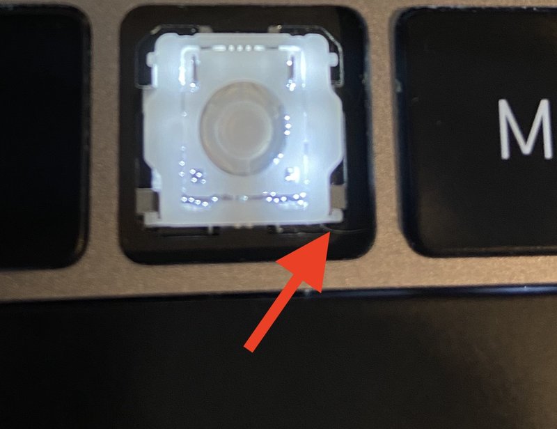 清洁卡住的 MacBook Pro M1 键