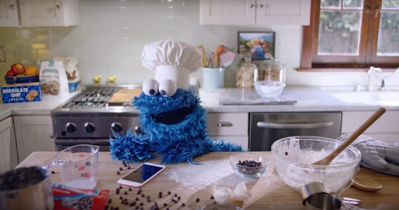 Cookie Monster 和 Siri 在 iPhone 广告中