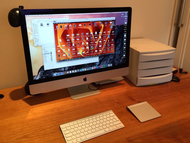 记者工作站，助理办公桌在 iMac 上使用屏幕共享