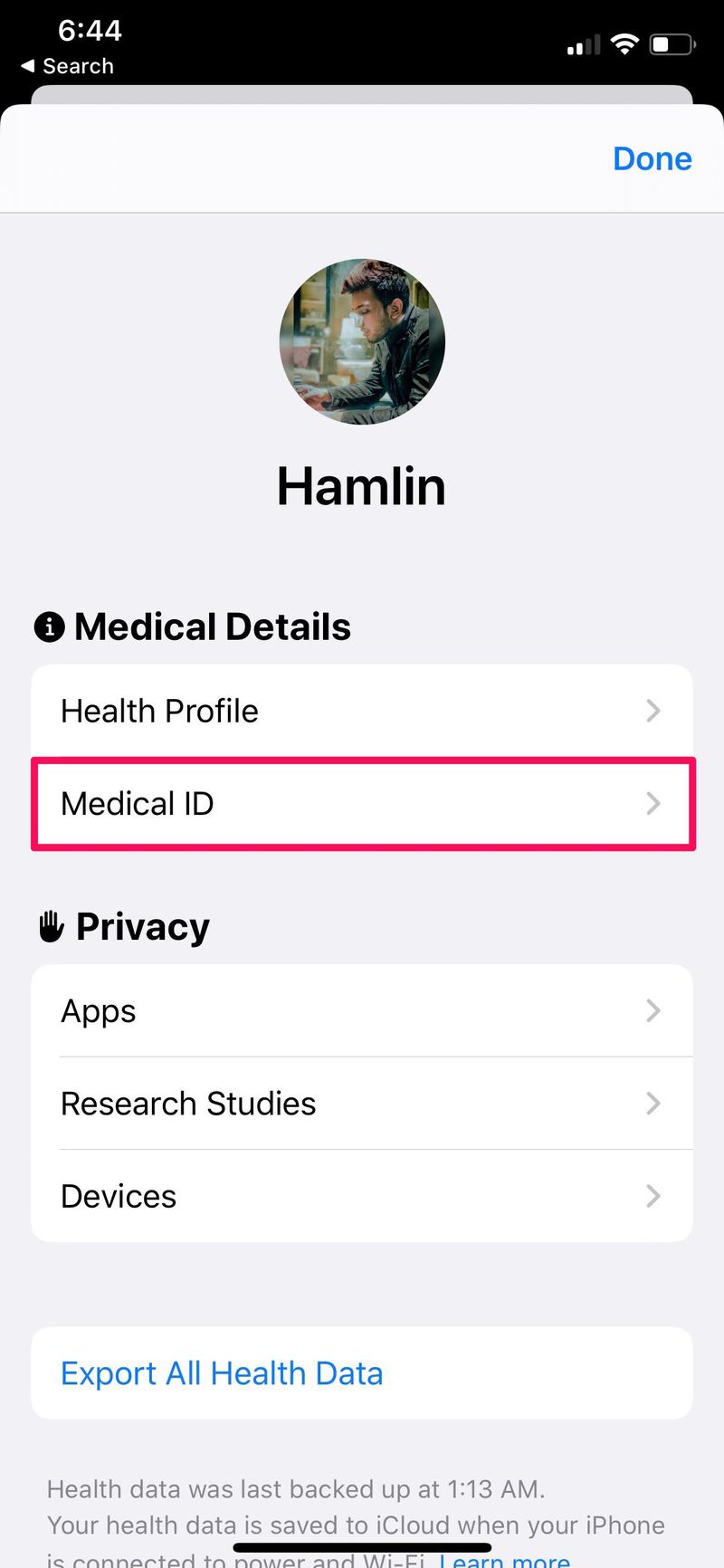 如何在 iPhone 自动拨打紧急电话时共享医疗 ID