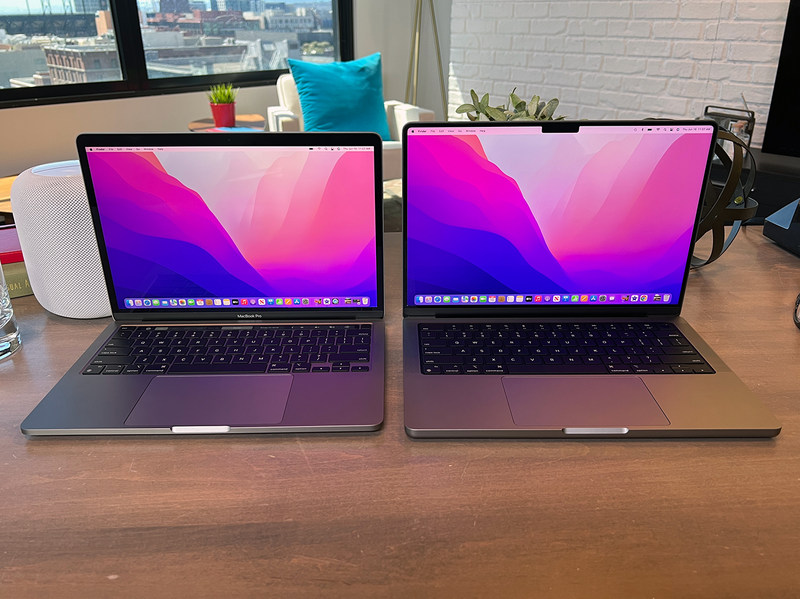 13 英寸 M2 MacBook Pro（左）和 14 英寸 M1 Pro MacBook Pro