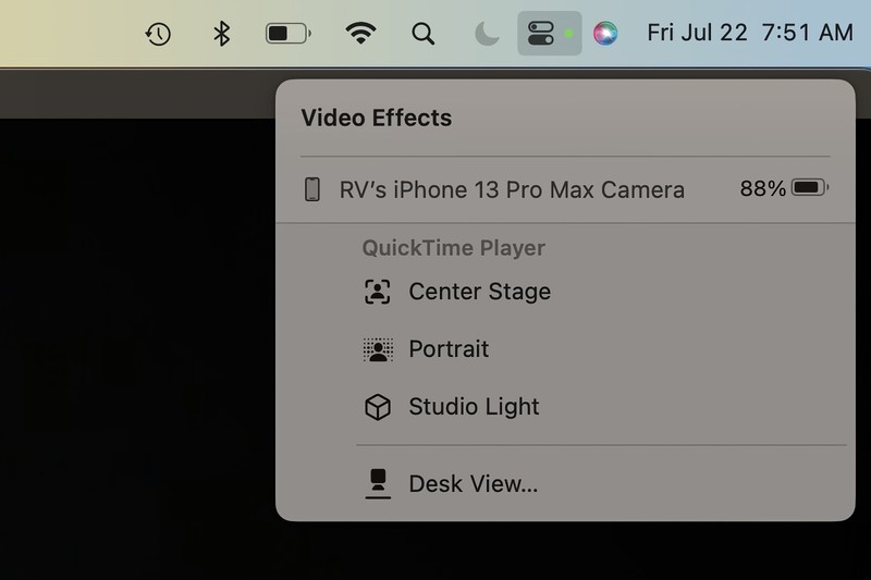 macOS Ventura 中的连续性相机有四种视频效果，您可以在控制中心激活它们：中央舞台、肖像、工作室灯光和桌面视图。