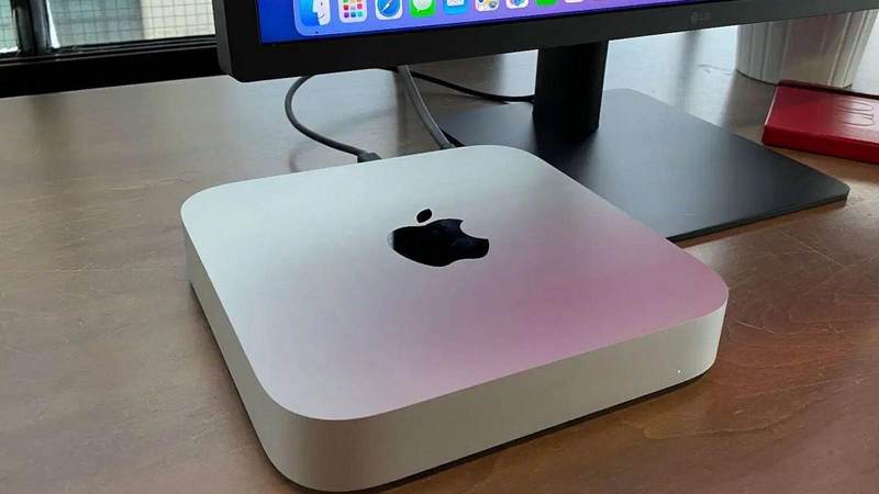桌面上的 m1 Mac mini