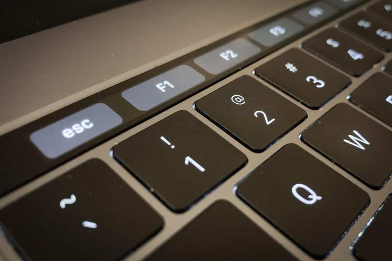 带功能键的 macbook pro 触摸栏