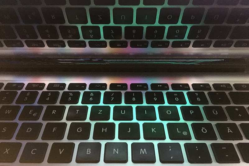 带有反射的 MacBook 笔记本电脑键盘特写