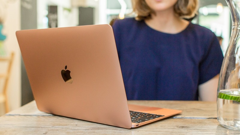 Apple 2017 年推出的 12 英寸 MacBook，粉色