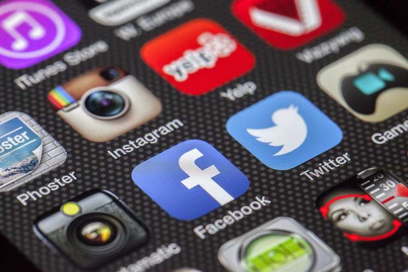 社交媒体应用程序 - 其中， Facebook、Twitter 和 Instagram