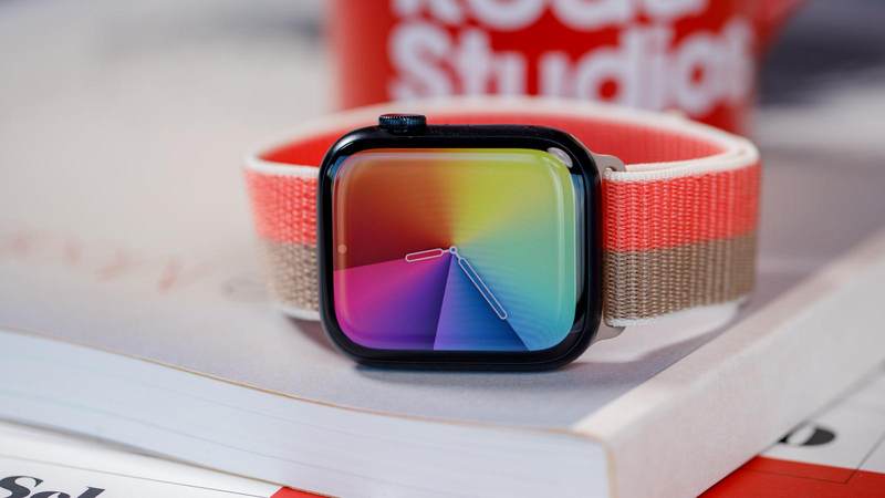 Apple Watch Series 8 彩虹