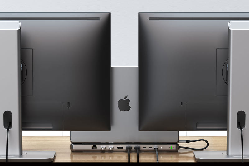 Satechi 双底座支架，配有两台显示器和 MacBook